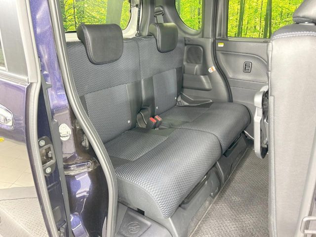 後部座席も気になるようなキズ・汚れやへたり等、大きなダメージはなく、良好な状態です。