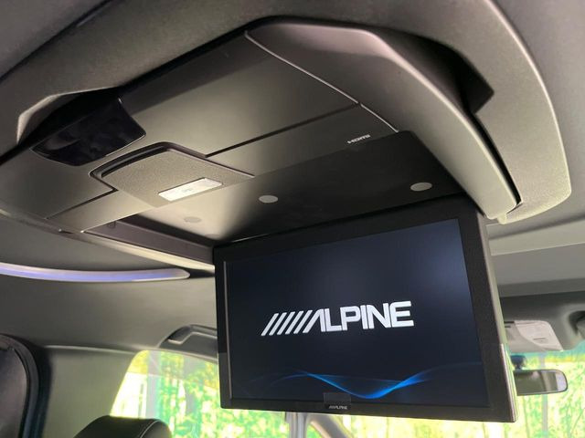 【フリップダウンモニター】大画面モニターで後席でもエンタメをお楽しみいただけます。小さなお子様にも大人気の装備です♪