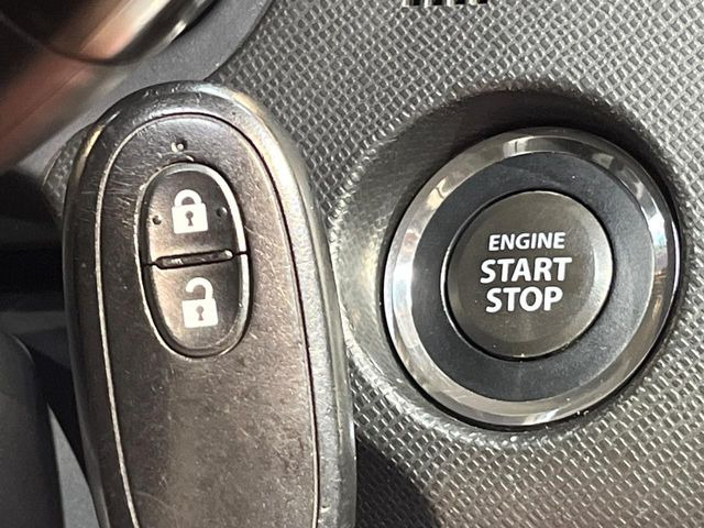 【キーレススタートシステム】カバンやポケットに入れたままでもドアの施錠・解錠が可能なスマートキーを装備。エンジンのオン・オフ時もカギを取り出す必要が無いからとっても便利です♪