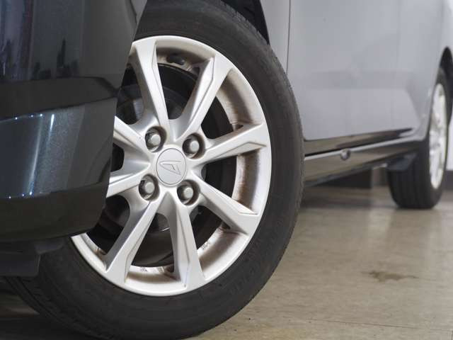 タイヤのホイールの細かいところまでキレイいにしてからお渡しします!