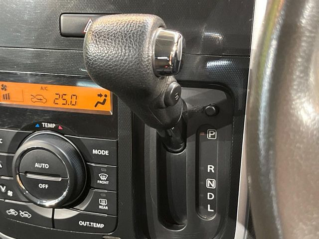 インパネシフトならハンドルからの移動距離が短く操作もスムーズ!また、足元が広くなりすっきりしますので、大柄な方でも快適にお過ごしいただけます。