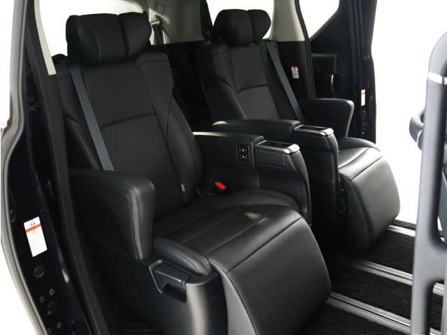 【上級モデル限定装備】★★エグゼクティブパワーシート!★★電動オットマン完備!足を楽々伸ばせ、ひじ掛けもありますので、優雅で快適なドライブをお楽しみいただけます!