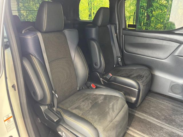 後部座席も気になるようなキズ・汚れやへたり等、大きなダメージはなく、良好な状態です。