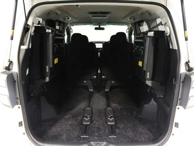 ミニバン最大級のスペース!ご家族、お友達とのキャンプやバーベキューほか、お仕事でも十分な容量が有ります!