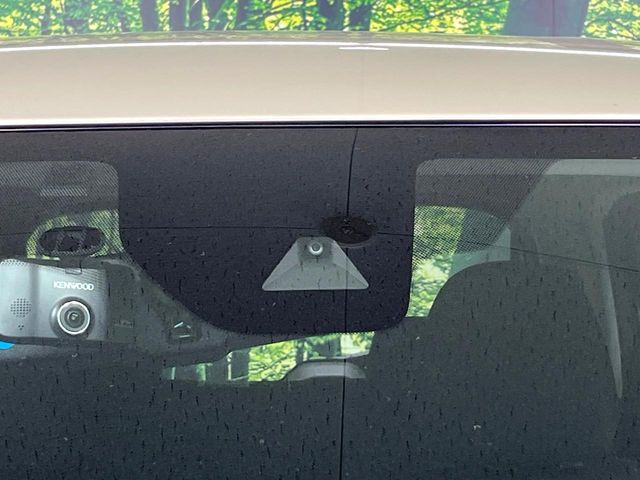 【インテリジェントエマージェンシーブレーキ】フロントカメラで前方の車両や歩行者を検知。衝突しそうな時は衝突被害軽減ブレーキが作動、衝突回避をサポート。より安全にドライブをお楽しみいただけます。