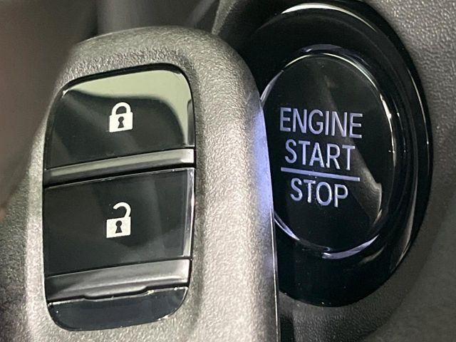 【Hondaスマートキー】カバンやポケットに入れたままでもドアの施錠・解錠が可能なスマートキーを装備。エンジンのオン・オフ時もカギを取り出す必要が無いからとっても便利です♪