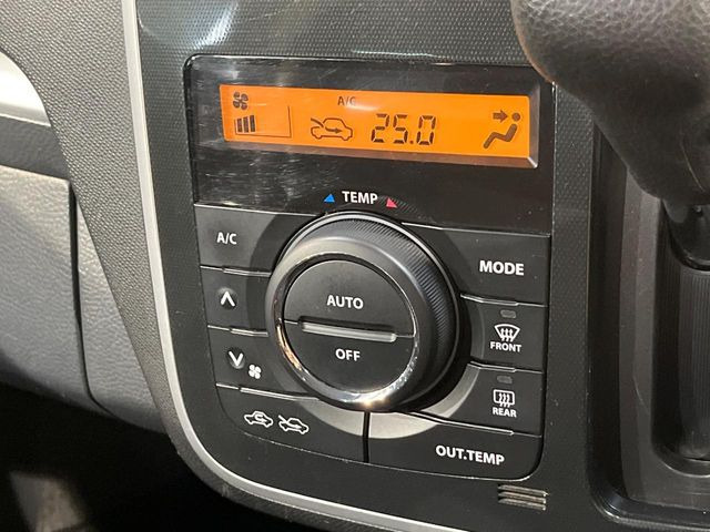【オートエアコン】一度お好みの温度に設定すれば、車内の温度を検知し風量や温度を自動で調整。暑い…寒い…と何度もスイッチ操作をする必要はありません。快適な車内空間には必須の機能ですね♪