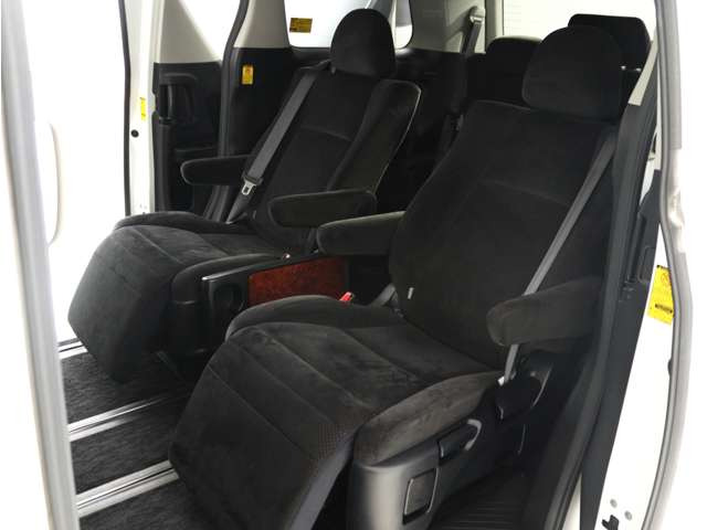 【オットマン付きセカンドシート】最大800mmのロングスライドシートとオットマン機能により足を楽々伸ばす事が可能です!また、ひじ掛けもありますので、快適なドライブをお楽しみいただけます!