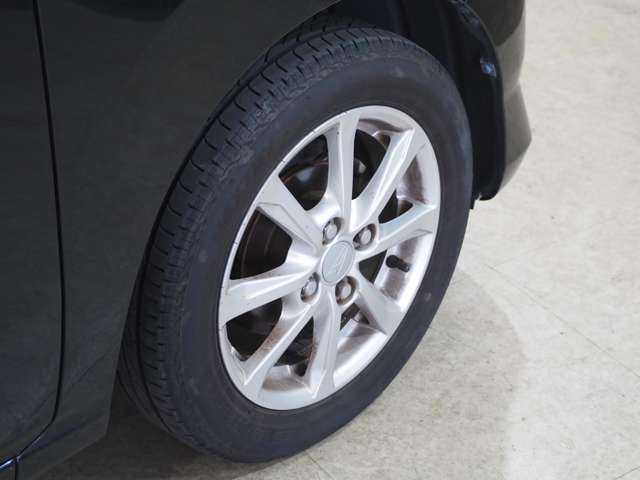 タイヤのホイールの細かいところまでキレイいにしてからお渡しします!