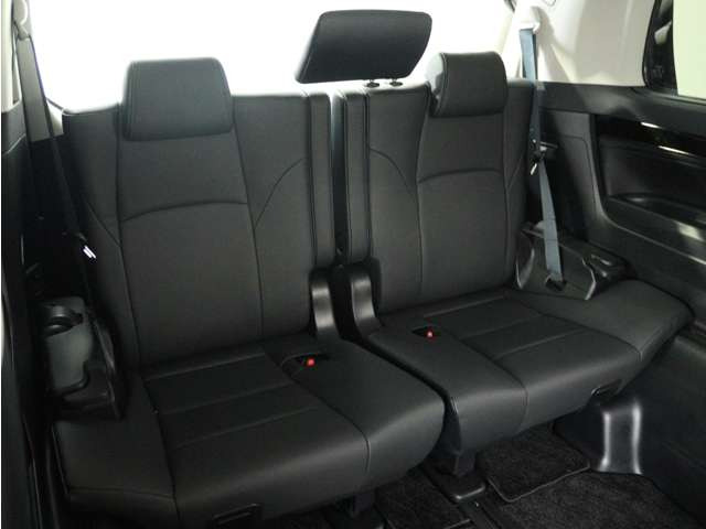 サードシートも広々とした空間をご用意しております!シートアレンジにて、快適スペースを作ることも可能となっております!アレンジパターンも豊富で、様々なシーンにご利用いただけます!