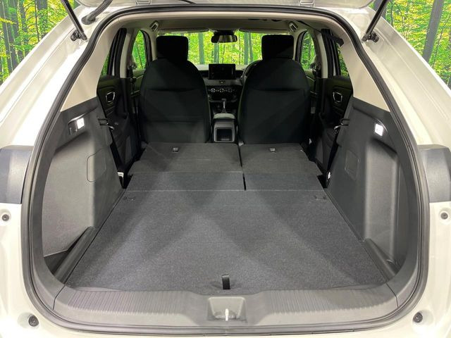 ラゲッジルームは、大容量のスペースを確保。普段のお買い物からレジャーまで、幅広く活躍してくれます!また、リアシートを倒すことでバリエーション豊かにお使いいただけます。