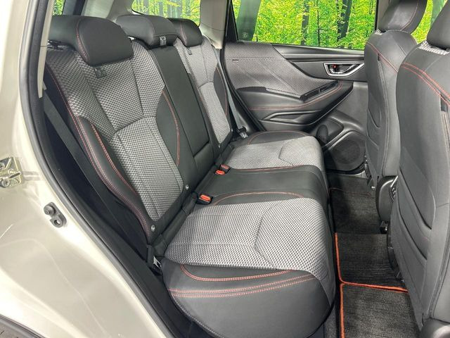 後部座席も気になるようなキズ・汚れやへたり等、大きなダメージはなく、良好な状態です。