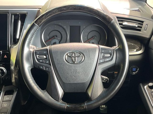 【ウッドコンビステアリング】高級感ある木目調パーツを採用した手に良く馴染むコンビハンドル。運転席廻りの雰囲気も一気に豪華になります!