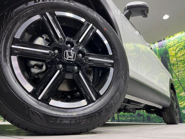 【純正16インチアルミホイール】外観にマッチした純正アルミホイールを装着しております。各種社外アルミホイールや、スタッドレスタイヤも取扱いしております。是非ご相談ください♪