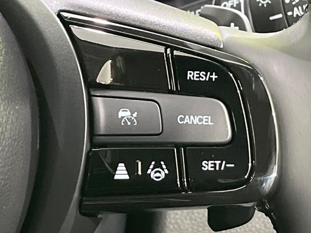 【アダプティブクルーズコントロール】高速道路での長距離走行が楽に!!自動で速度を保つクルーズコントロールが、衝突軽減システムと連携し、前方の車両を感知して車間を保つように速度調節してくれます!!