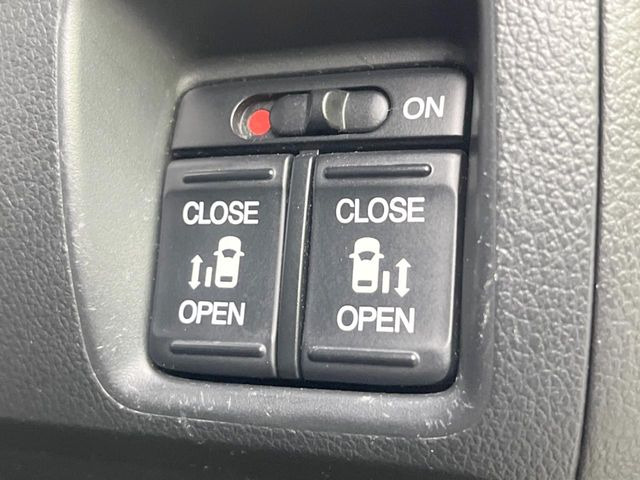 【両側パワースライドドア】スマートキーや運転席のスイッチで後席両側スライドドアの開閉が可能♪電動だから力を入れてドアを開ける必要が無く、小さなお子様でも簡単に開け閉めでき快適です♪