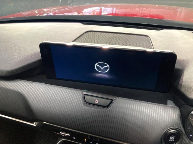 �y�}�c�_�R�l�N�g�z�ԓ��̕��͋C�Ƀ}�b�`������̌^�^�C�v�̃f�B�X�v���C�B�e����q�ݒ��Bluetooth�Đ����A�l�X�ȋ@�\���y���߂܂��B��pSD�J�[�h�̂��w���ŁA�i�r�@�\���g�p�o���܂��B