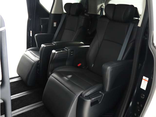 【上級モデル限定装備】★★エグゼクティブパワーシート!★★電動オットマン完備!足を楽々伸ばせ、ひじ掛けもありますので、優雅で快適なドライブをお楽しみいただけます!