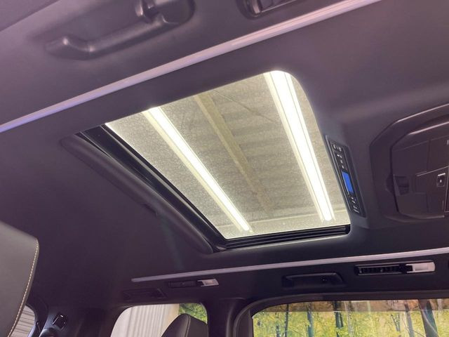 【サンルーフ】開放感たっぷりの希少装備、サンルーフが装着されています!車内に明かりを取り入れたり景色を楽しむ以外にも、車内の空気も簡単に換気できて快適です!