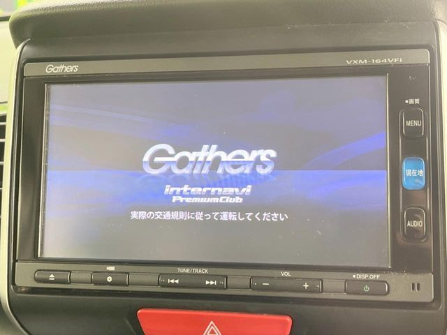 【純正ナビ】人気の純正ナビを装備しております。ナビの使いやすさはもちろん、オーディオ機能も充実!キャンプや旅行はもちろん、通勤や買い物など普段のドライブも楽しくなるはず♪