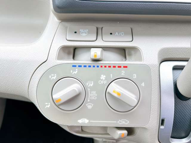 必需品のエアコン付き♪温度調節も簡単操作となっております!