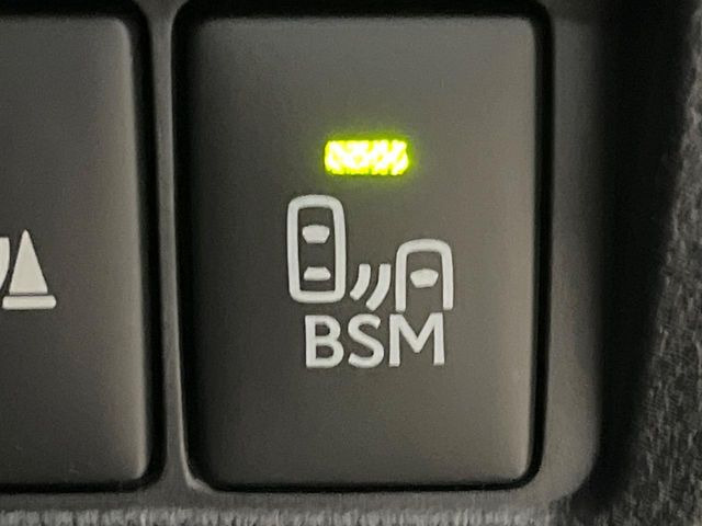 【ブラインドスポットモニター】走行中、ドアミラーの死角になりやすい箇所に後続車が接近するとサイドミラーのレンズに警告を表示!ドライバーに注意喚起をしてくれます。