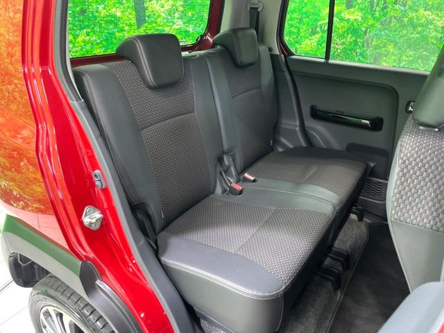 後部座席も気になるようなキズ・汚れやへたり等、大きなダメージはなく、良好な状態です。