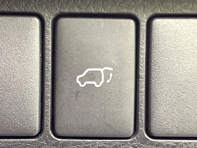 【パワーバックドア】スマートキーや運転席のボタンを押すだけでリアゲートが自動で開閉します!荷物を持っている時や、高い位置にあるバックドアを閉める際に便利な機能です♪