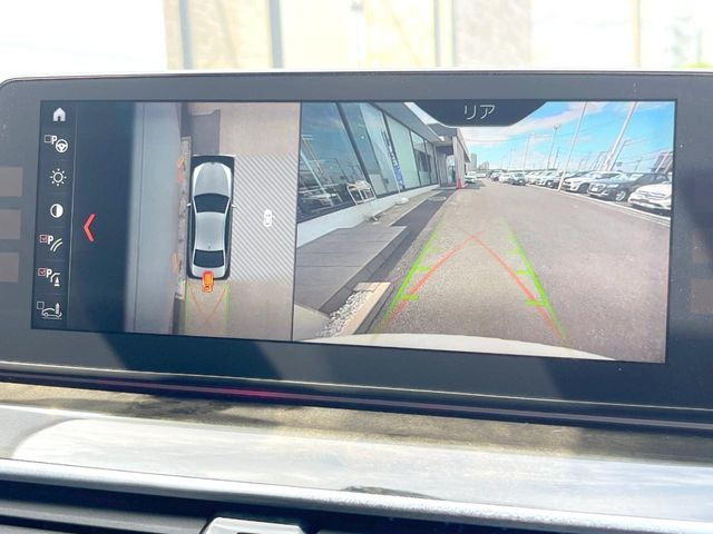 ●パノラミックビューモニター:専用のカメラにより、上から見下ろしたような視点で360度クルマの周囲を確認することができます☆死角部分も確認しやすく、狭い場所での切り返しや駐車もスムーズに行えます。