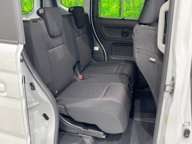 後部座席も気になるようなキズ・汚れやへたり等、大きなダメージはなく、良好な状態です。