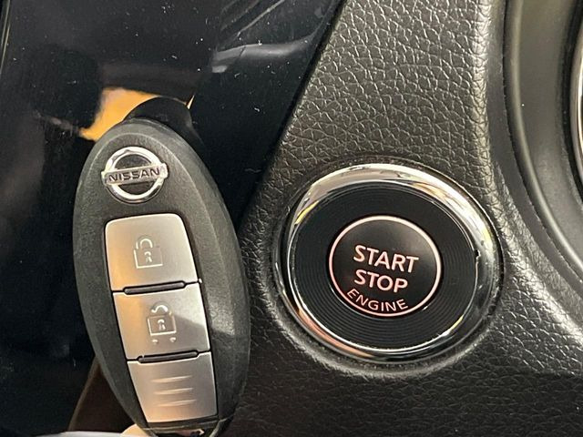 【インテリジェントキー】カバンやポケットに入れたままでもドアの施錠・解錠が可能なスマートキーを装備。エンジンのオン・オフ時もカギを取り出す必要が無いからとっても便利です♪