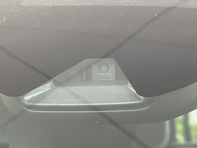 【エマージェンシーブレーキ】走行中に前方の車両等を認識し、衝突しそうな時は警報とブレーキで衝突回避と被害軽減をアシスト。より安全にドライブをお楽しみいただけます。