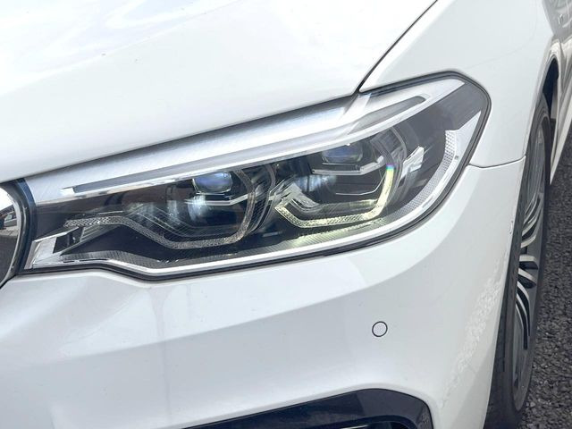 ●LEDヘッドライト:夜間走行時も良好な視界を確保し安心して運転できる高輝度LEDヘッドライトを装備!点灯速度が早く、消費電力も抑えられています。