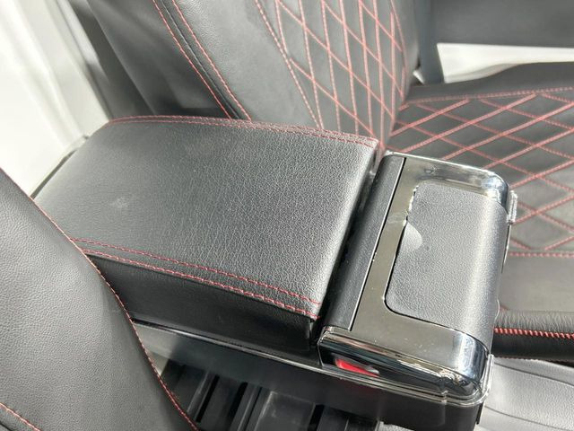 【アームレスト】運転中の身体の負担を軽減してくれるアームレストを装備♪