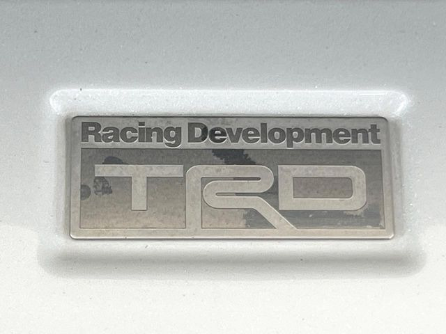 【TRDエアロ】人気のTRDエアロを装備!クルマの外観がよりスタイリッシュになり、街中で存在感あふれる1台に♪将来買い替える時にもリセールに影響しやすく、価値ある人気の装備です!