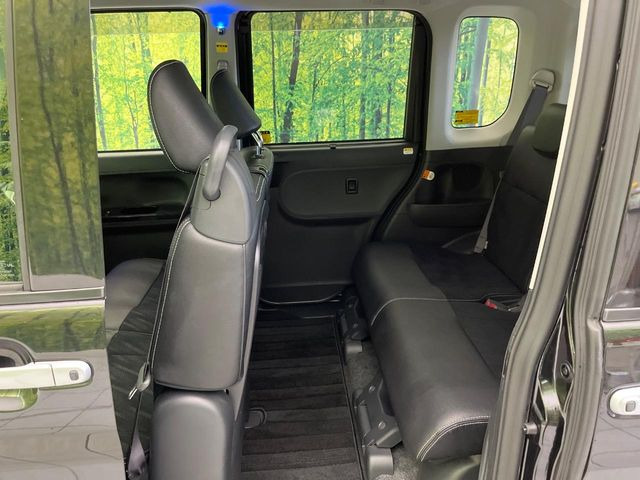 後部座席も気になるようなキズ・汚れやへたり等、大きなダメージはなく、良好な状態です。