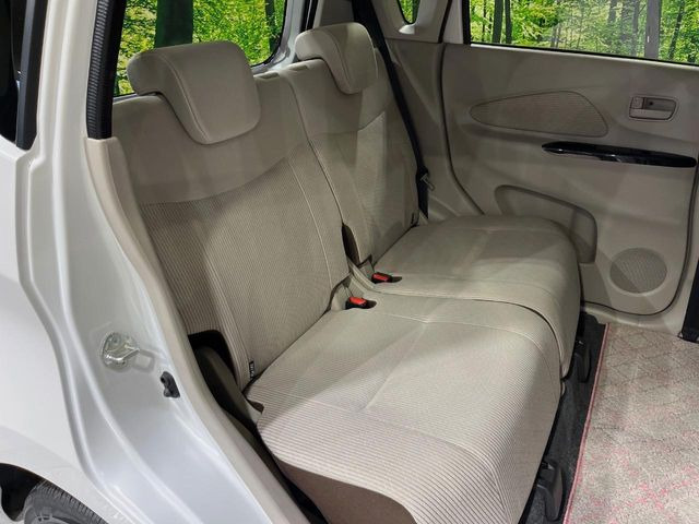 後部座席も気になるようなキズ・汚れやへたり等、大きなダメージはなく、良好な状態です。