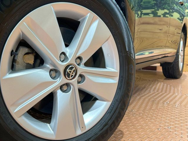 【純正17インチアルミホイール】外観にマッチした純正アルミホイールを装着しております。各種社外アルミホイールや、スタッドレスタイヤも取扱いしております。是非ご相談ください♪