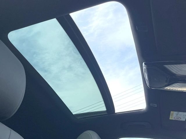 ●サンルーフ:開放感たっぷりの希少装備、サンルーフが装着されています!車内に明かりを取り入れたり景色を楽しむ以外にも、車内の空気も簡単に換気できて快適です!