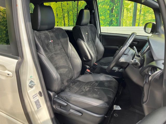 【専用スポーツシート】ホールド性に優れ、カーブ時の体が流れを抑制してくれます。また、体にフィットするから腰や背中が疲れにくく、ロングドライブや高速走行でも快適にお過ごしいただけます♪