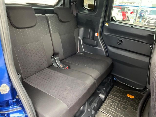 後部座席も気になるようなキズ・汚れやへたり等、大きなダメージはなく、良好な状態です。