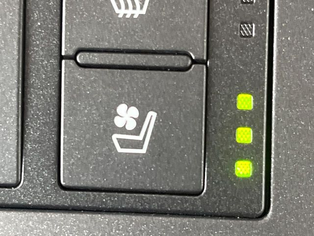 【シートベンチレーション】夏場は涼しい風でお尻や背中の熱やムレを防ぎ、冬はエアコンよりも早く温まってポカポカに!季節を問わず快適に過ごせます。