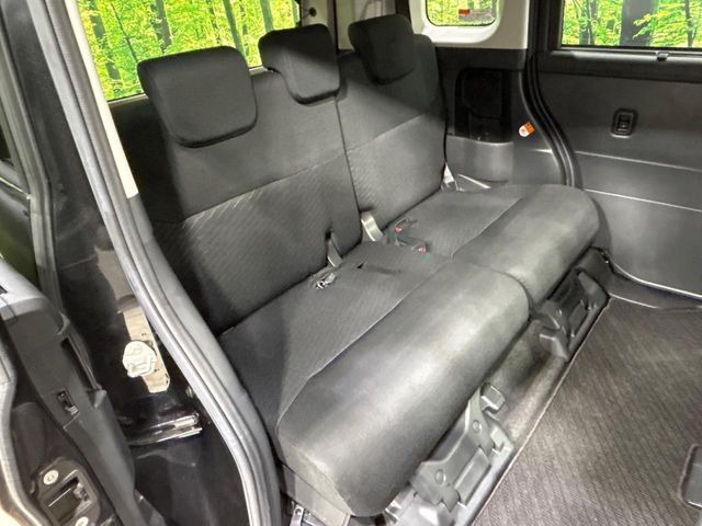 後部座席も気になるようなキズ・汚れやへたり等、大きなダメージはなく、良好な状態です。