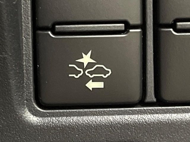 【プリクラッシュセーフティ】前方の車両等を検知し、衝突しそうな時は警報で注意を促し、ブレーキを踏む力をサポート。ブレーキを踏めなかった場合は衝突被害軽減ブレーキが作動、衝突回避をサポートします。