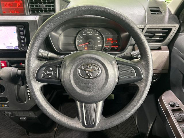 インテリアに合わせたデザインのステアリングは、運転される方のことも考え、運転しやすい形状、大きさです。是非一度、実際に触ってお確かめください。