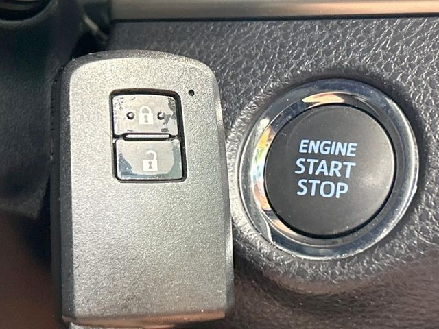 【スマートキー】カバンやポケットに入れたままでもドアの施錠・解錠が可能なスマートキーを装備。エンジンのオン・オフ時もカギを取り出す必要が無いからとっても便利です♪