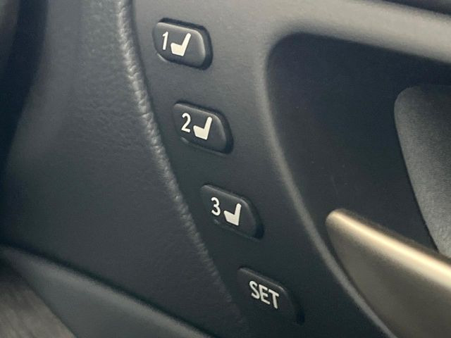 【メモリー機能付きパワーシート】ドライバーごとに設定したシート位置を記憶して、ボタン一つで切り替えできる便利な機能!運転する方が複数名いらっしゃるご家庭におすすめです♪