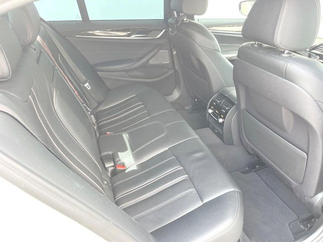 ●後部座席も気になるようなキズ・汚れやへたり等、大きなダメージはなく、良好な状態です。