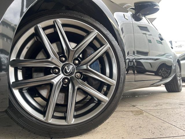 【純正18インチアルミホイール】外観にマッチした純正アルミホイールを装着しております。各種社外アルミホイールや、スタッドレスタイヤも取扱いしております。是非ご相談ください♪