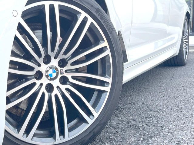 ●純正19インチアルミホイール:輸入車ならではの卓越した走りを支えるホイールと足回りです!日本車の走りに慣れている方にもぜひ体感して頂きたいほど、高いレベルでまとまっています!